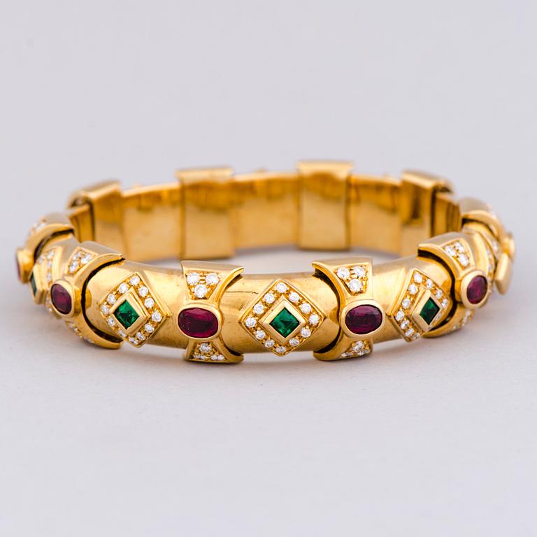 ARMBAND, fasettslipade smaragder och rubiner, briljantslipade diamanter, 18K guld.