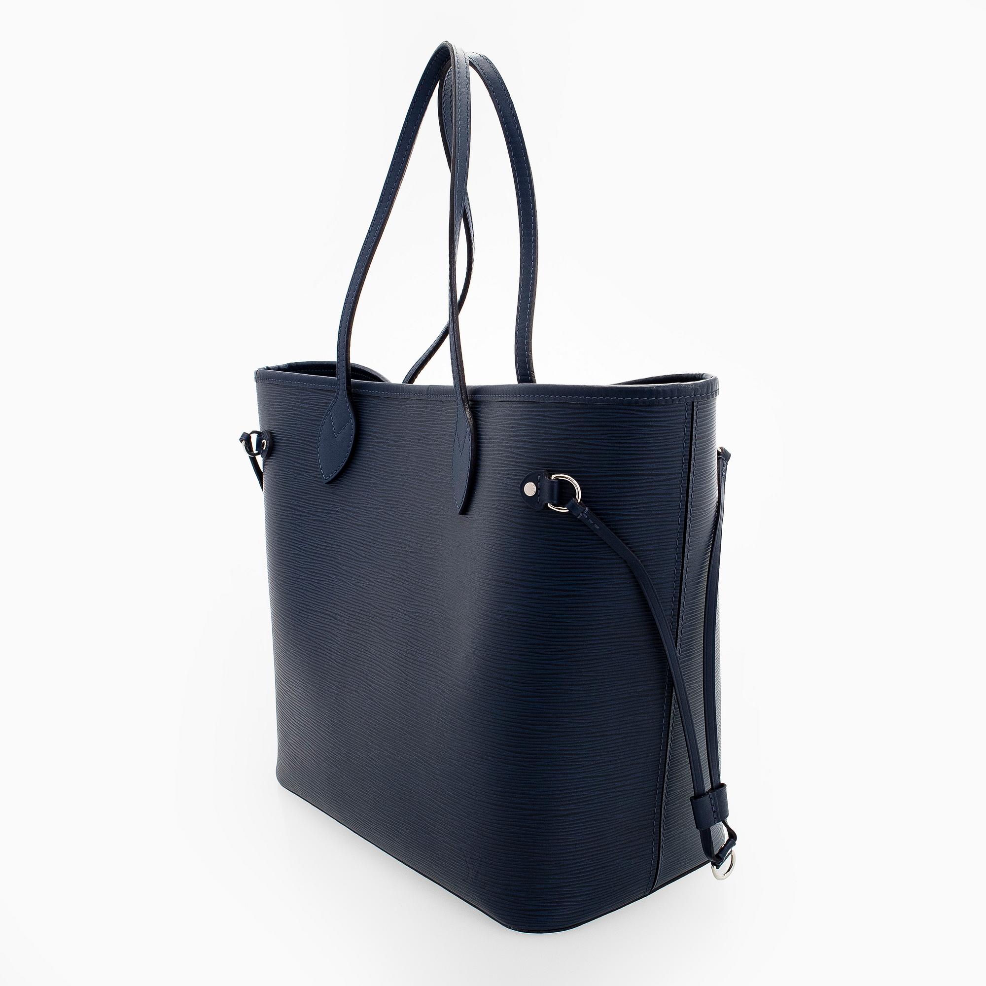 Louis Vuitton, a “Neverfull MM” bag.