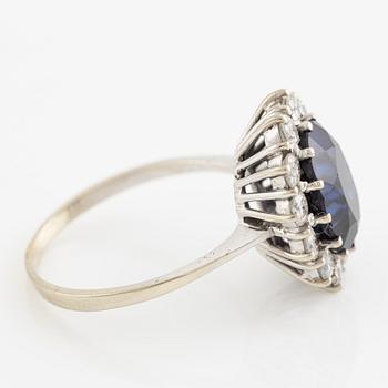 Ring, carmosé, 18K white gold with synthetic sapphire and brilliant-cut diamonds.