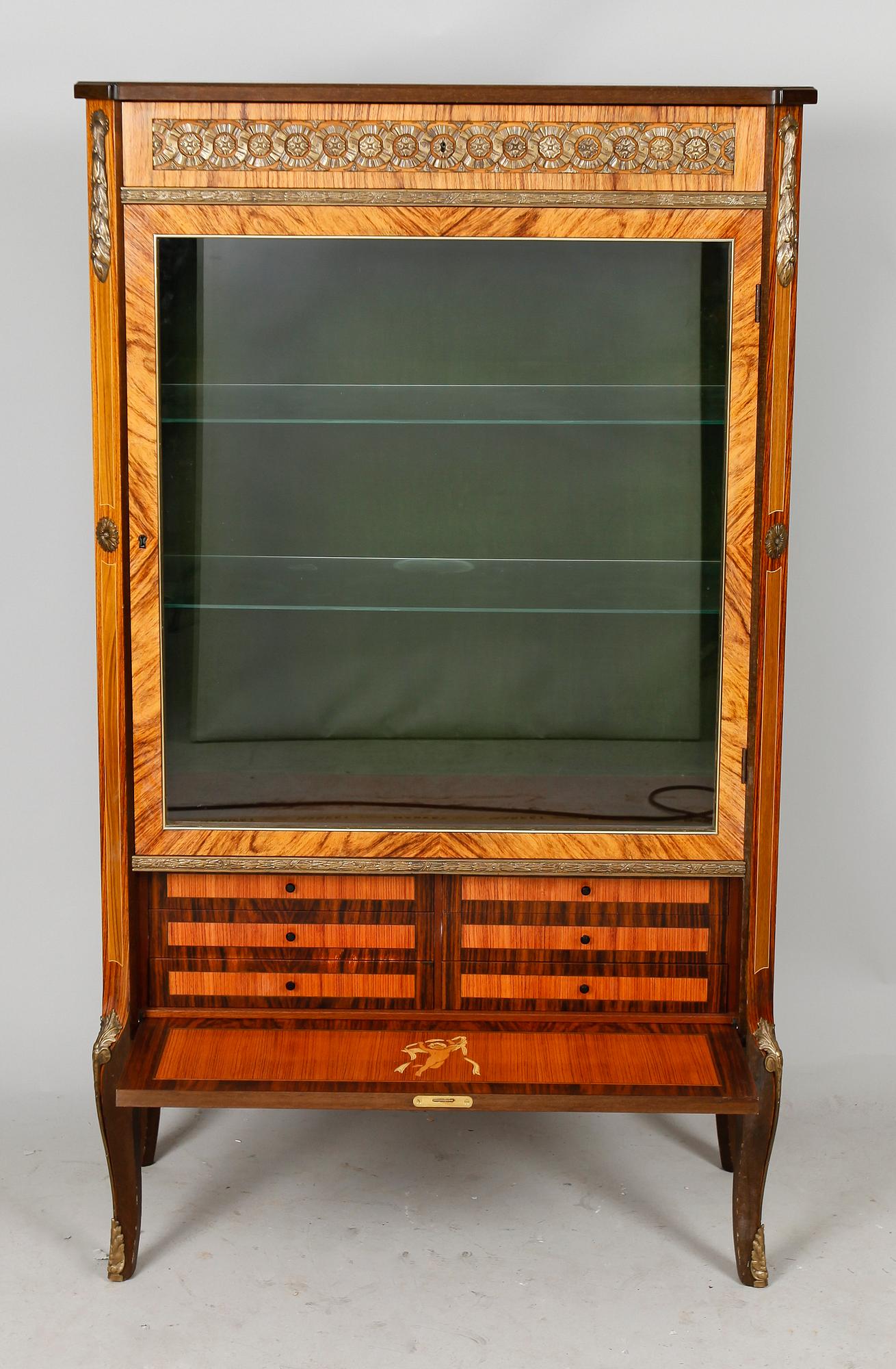 VITRINSKÅP, gustaviansk stil, 1900-talets andra hälft.