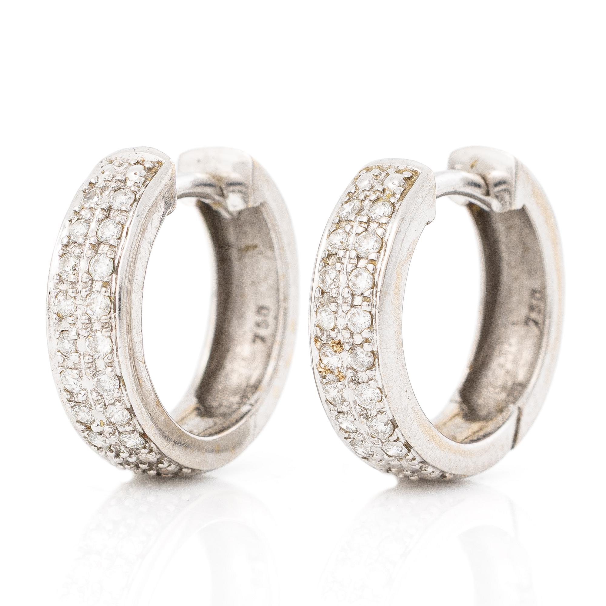Ett par örhängen 18K vitguld med runda briljantslipade diamanter.