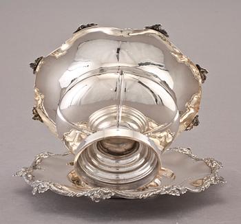 SÅSSKÅL PÅ FAT, silver, Gustaf Adolf Cedergren, Stockholm 1859. Tot. v. 490 g.