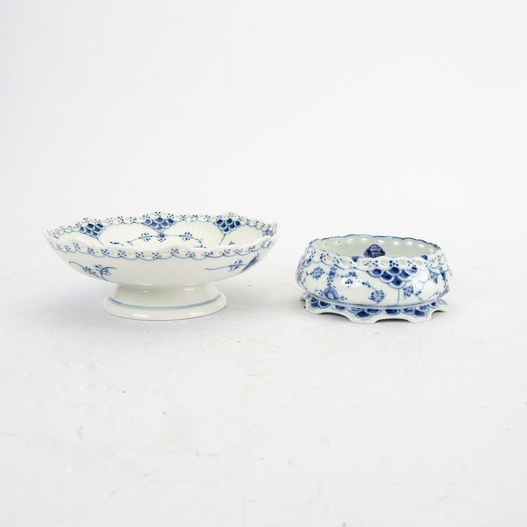 Service 45 dlr "Musselmalet" hel and halv blonde Royal Copenhagen Denmark porcelain.