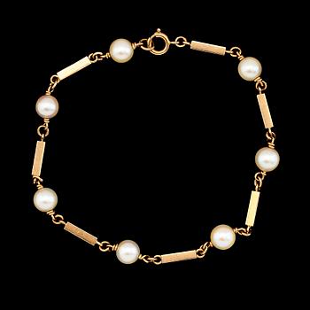ARMBAND, 18K guld och odlade pärlor, svenska stämplar 1961. Total vikt ca 6,8 g.