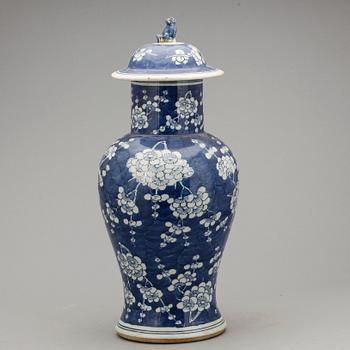 URNA med LOCK, porslin, Kina, 1800-tal.