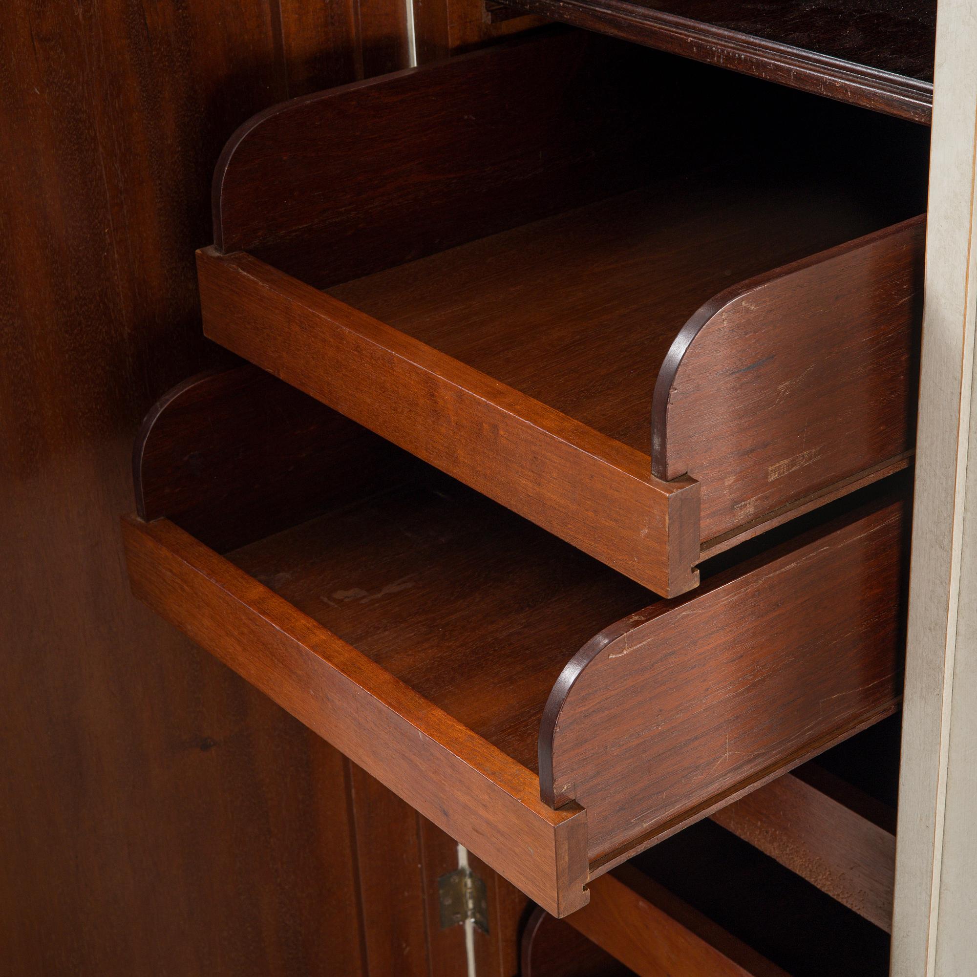 Klädskåp, rokokostil, tidigt 1900-tal.