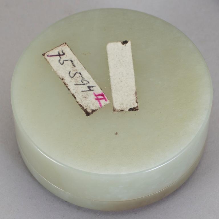 DOSA MED LOCK, nefrit, sent 1800-tal.