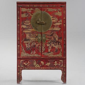 Skåp, förgyllt och rödlackerat. Qingdynastin, 17/1800-tal.