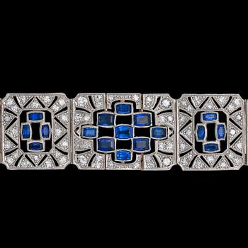1039. An Art Deco diamond and blue sapphire bracelet, tot. app 10 cts/ resp. 25 cts. 1930's.
