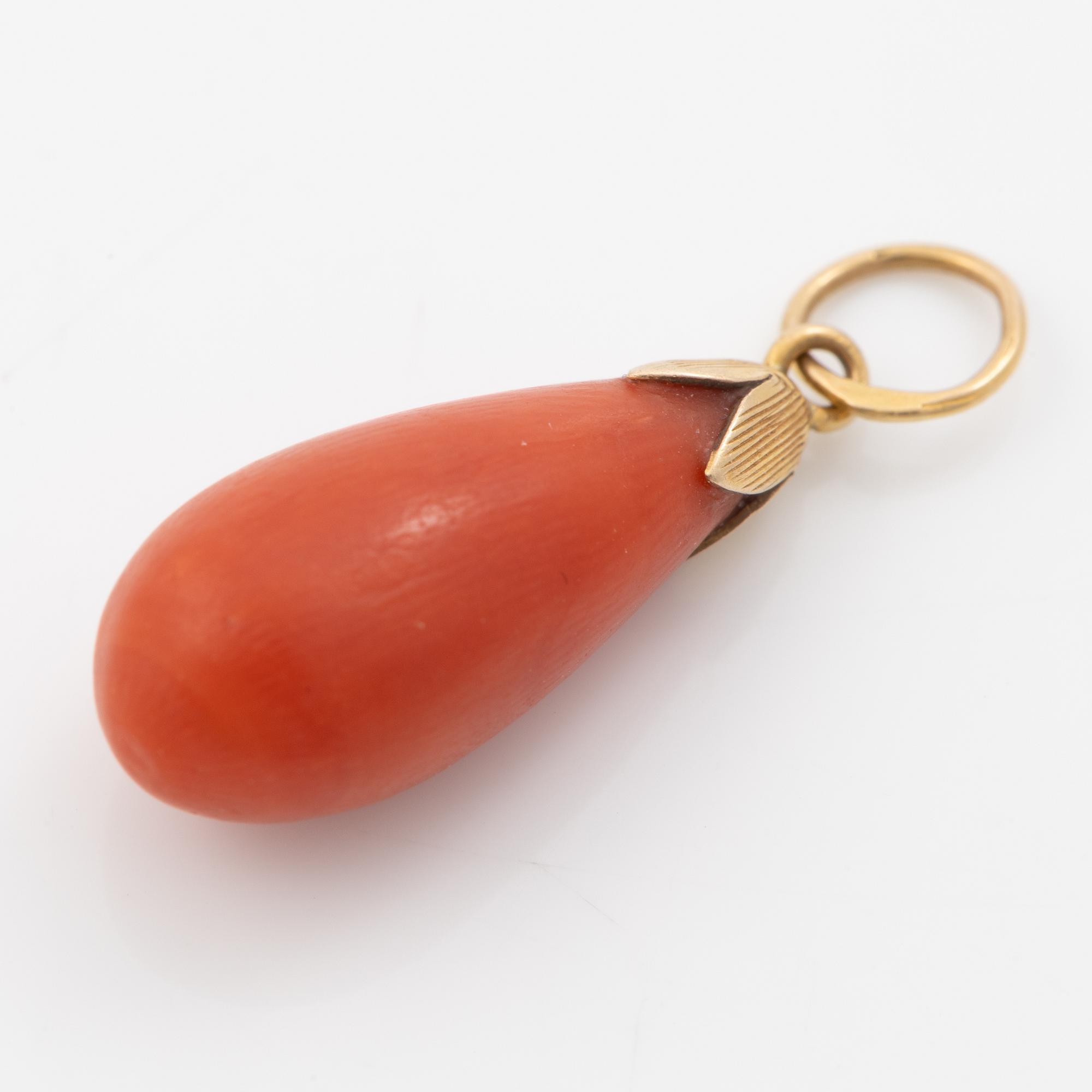 Pendant in 18K gold with drop-shaped coral.