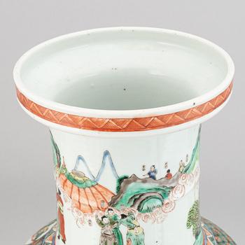A famille verte floor vase, 20th century.