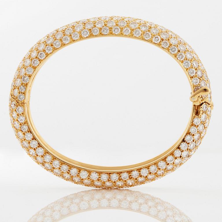 Cartier armring 18K guld med runda briljantslipade diamanter.