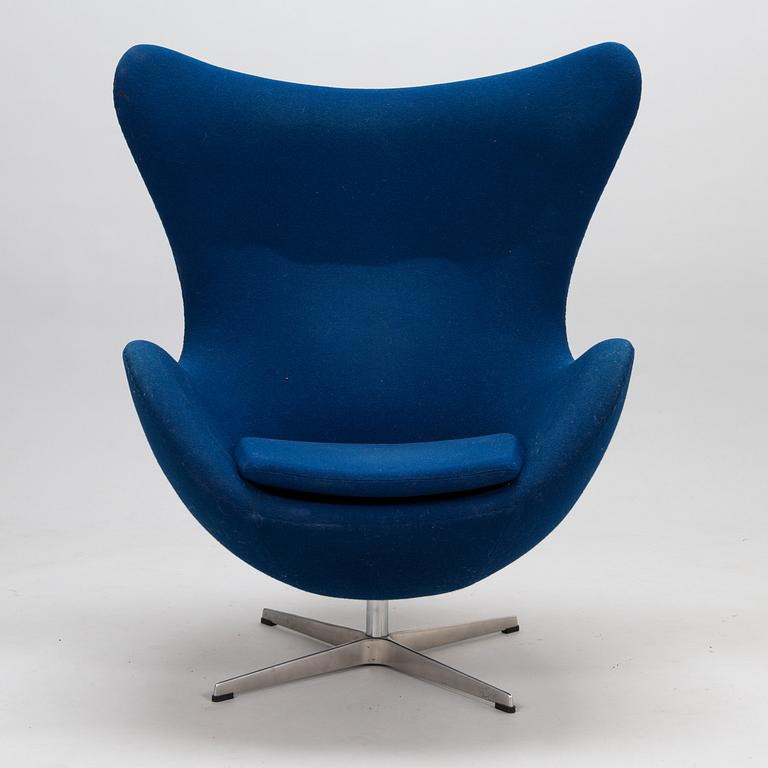 ARNE JACOBSEN, fåtölj, "Ägget/ The Egg Chair", Arne Fritz Hansen 1990-tal.
