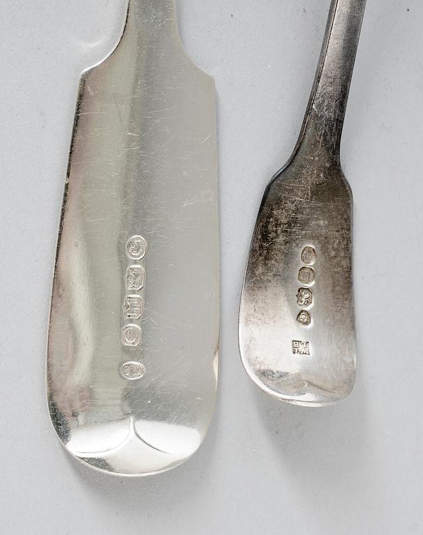 RAGUSKED, silver, Exeter 1870 samt SÅSSKED, silver, London 1835. Tot vikt ca 188 g.