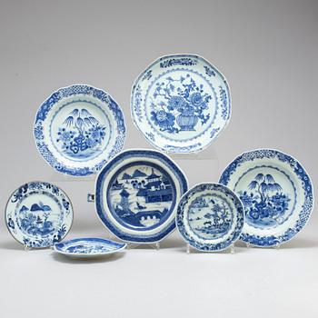 Four blue and white dishes, hot water dish, a pair of plates, Qing dynasty, Qianlong and Jiaqing.