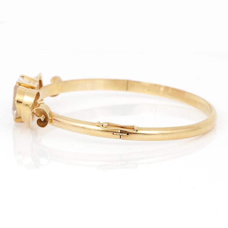 ARMBAND, 18K guld med bergskristall ca 6,40 ct, Guldvaruhuset, Stockholm, 1949. Vikt ca 13 g.