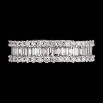 44. RING med briljant- samt baguetteslipade diamanter totalt ca 2.80 ct.