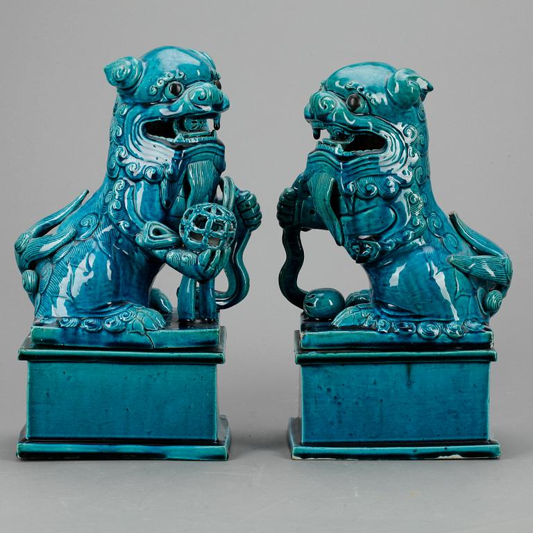 TEMPELHUNDAR, 2 st. Kina. Modern tillverkning.