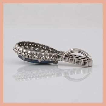 HÄNGE med opal ca 3ct samt åttkantsslipade diamanter totalt ca 1.00 ct.