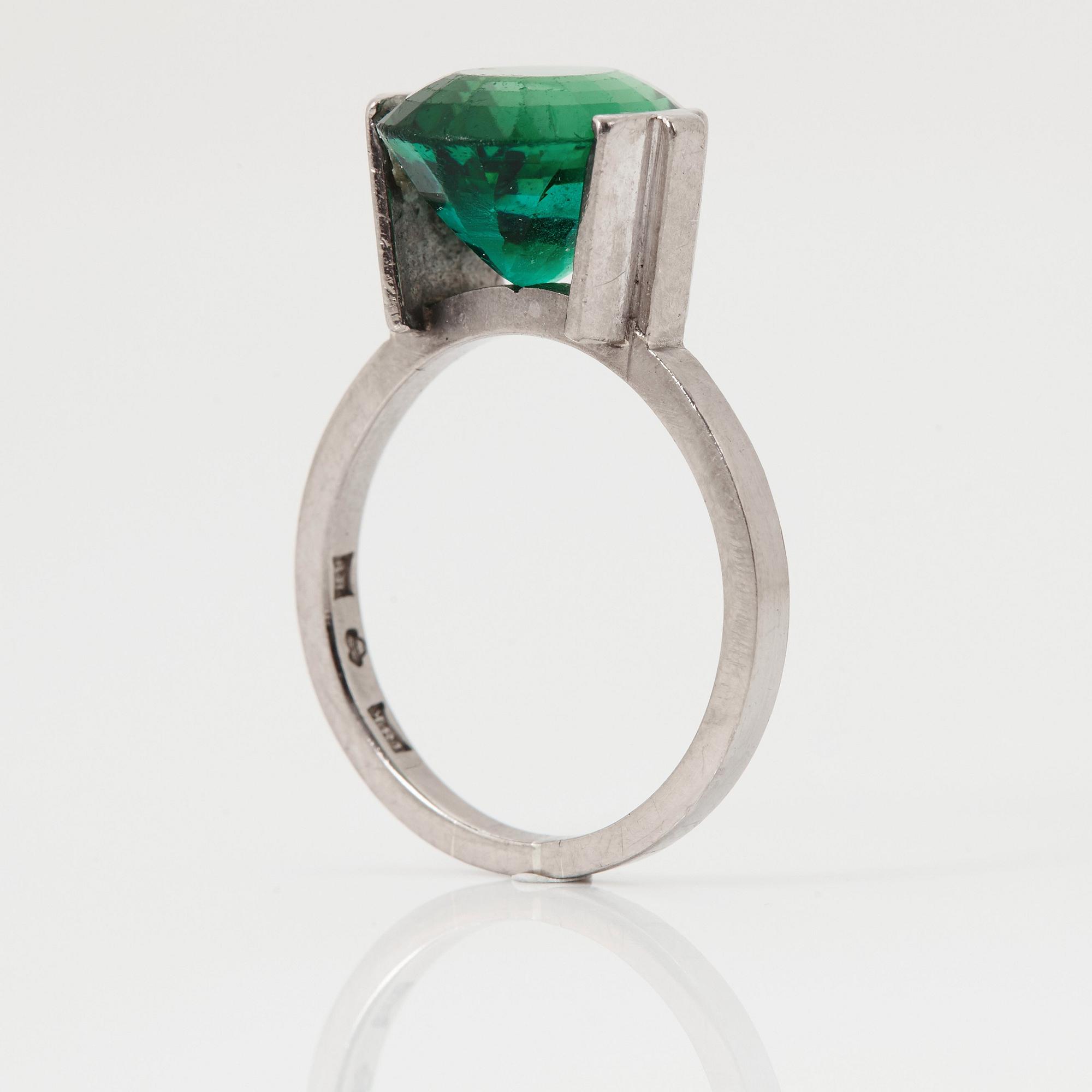 Wiwen Nilsson, an 18 k white gold ring with a facet cut turmaline, Lund 1958.