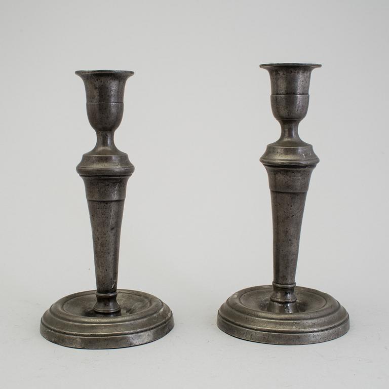 LJUSSTAKAR, ett par, tenn, sent 1700-tal.