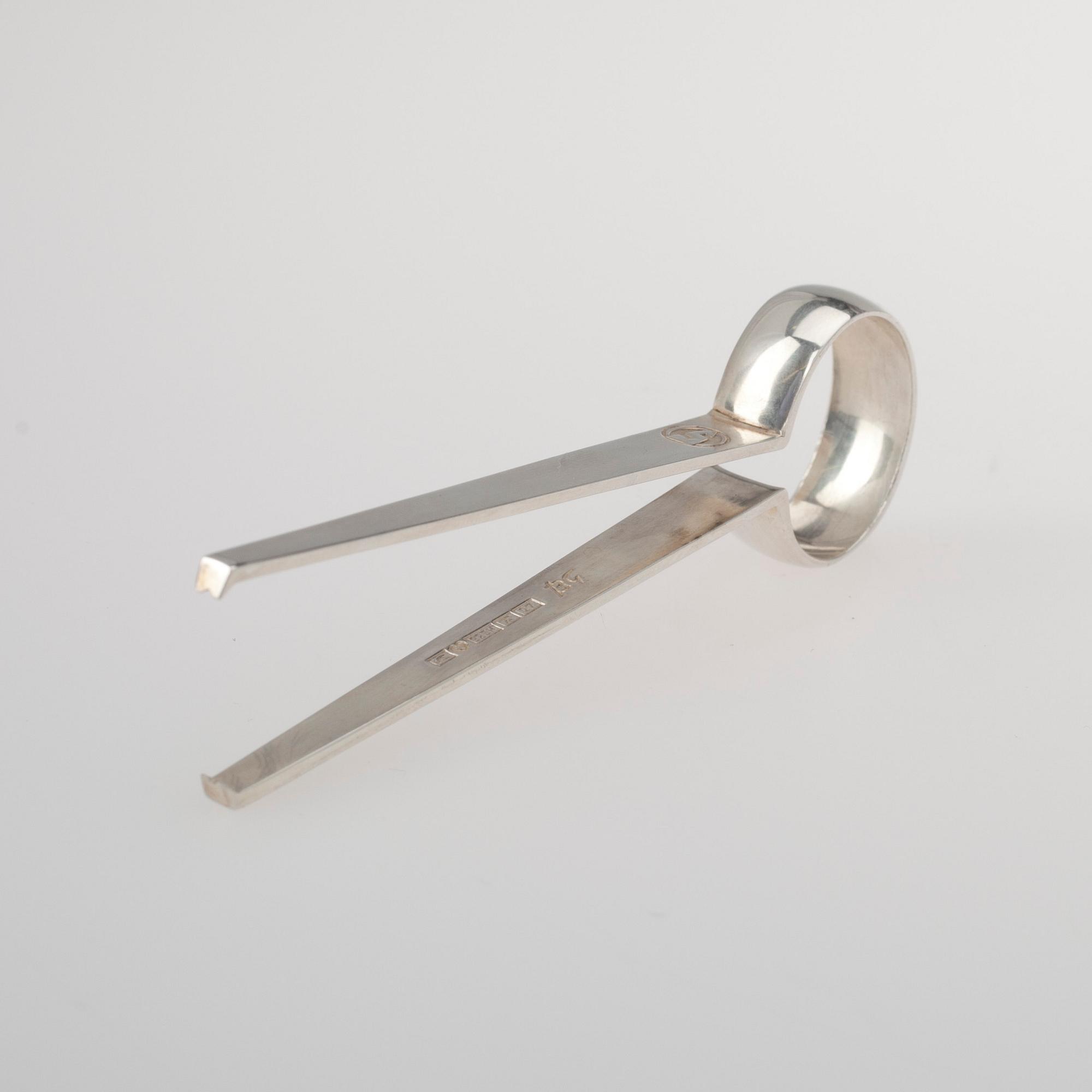 SOCKERTÅNG samt GRÄDDSNÄCKA och SOCKERSKÅL, silver, Bertel Gardberg, 1967 resp. 1983-84. Totalvikt 289 g.