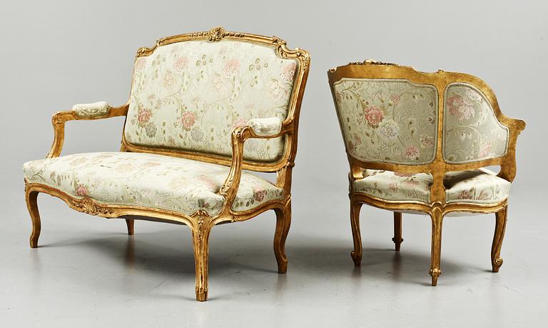 SOFFA samt BALJFÅTÖLJ, Louis XVI-stil, sekelskiftet 1900.