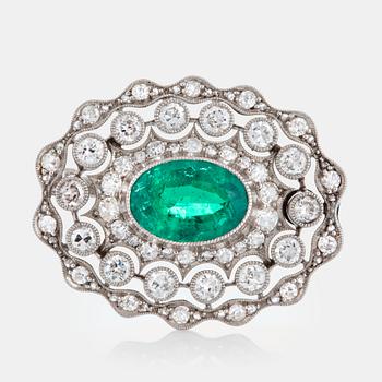 972. A platinum brooch set with a faceted emerald ca 3 cts and old- and eight-diamonds.