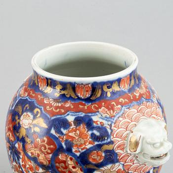 A pair of imari vases with covers, Japan, Meiji period (1868-1912).