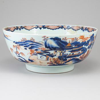 A large imari punch bowl, Qing dynasty, 18th Century.