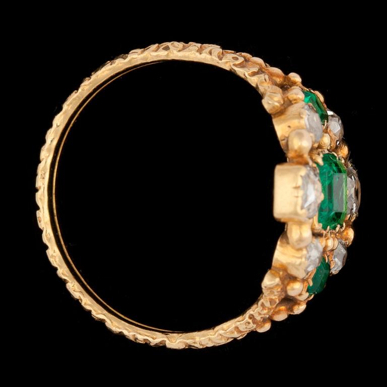 RING, trappslipad smargd samt antikslipade diamanter, ca 1850.
