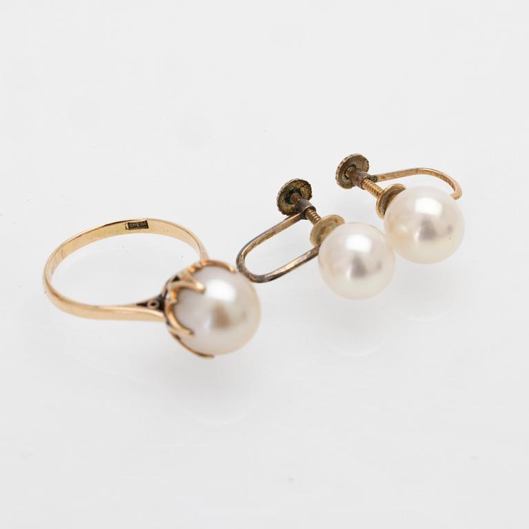 Ring and earrings, a pair, 14K gold and cultured pearls.