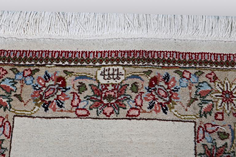 A runner, Tabriz, signerad Tabatabai, ca 210 x 65 cm.