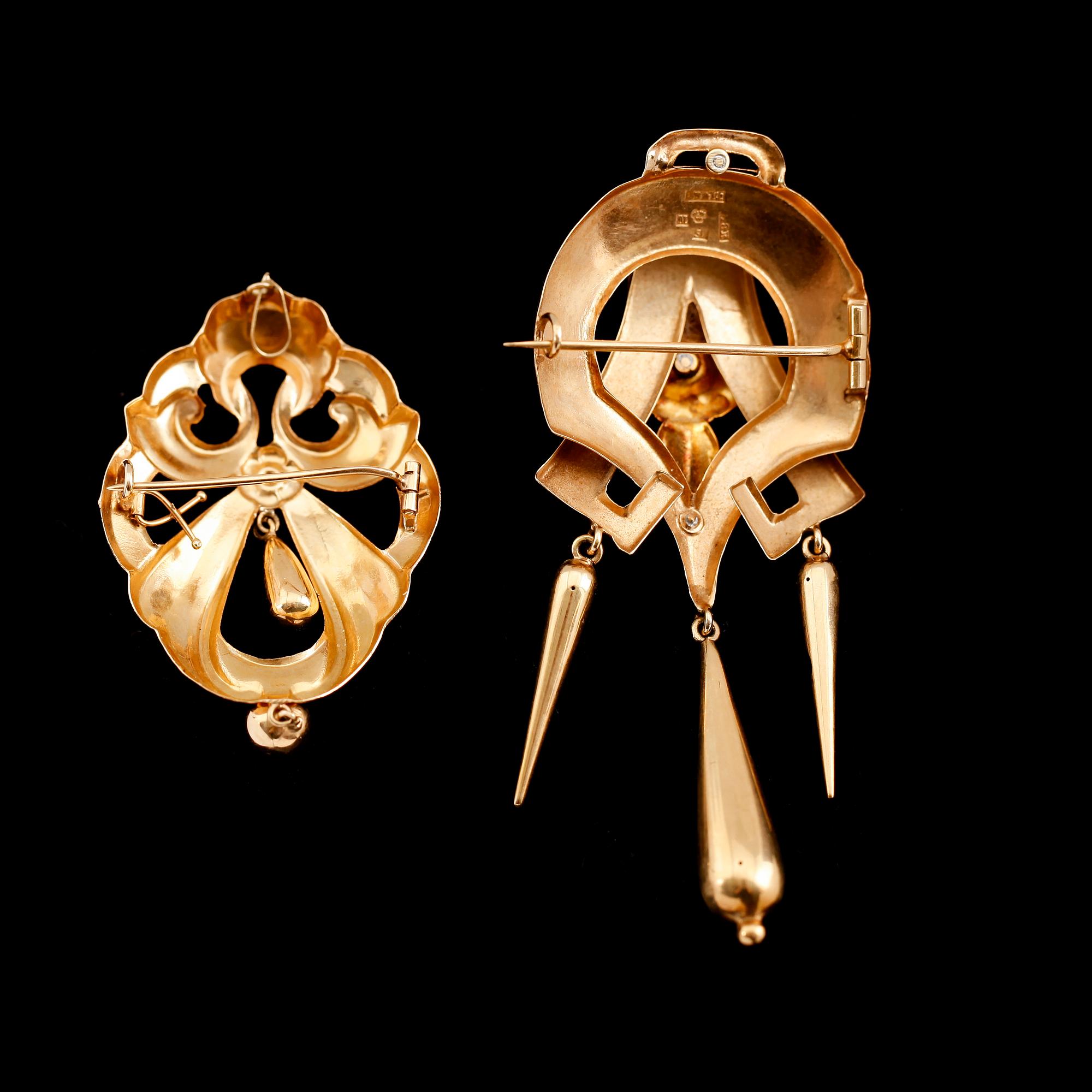 BROSCHER, 2 st, 18 k guld, svenska stämplar 1920 samt 1955. Vikt ca 11 gram.