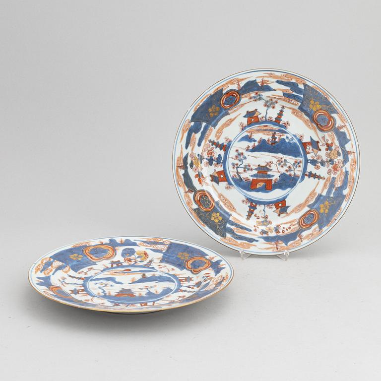 A pair of imari dishes, Qing dynasty, 18th Century.