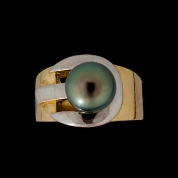 RING, 18 k guld samt vitguld med tahitipärla. Vikt ca 11,5 g.
