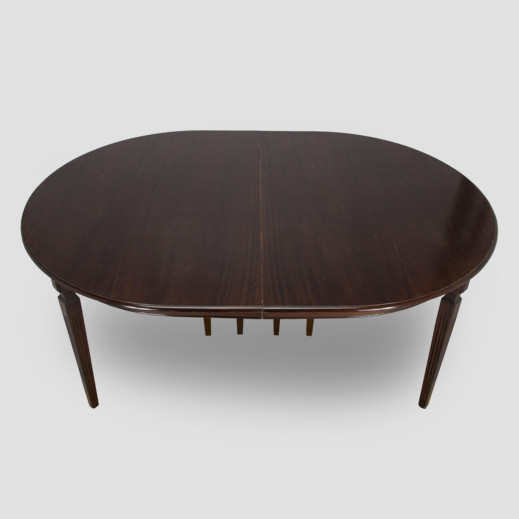 A dining table, Hepplewhite style, later half of the 20th century.