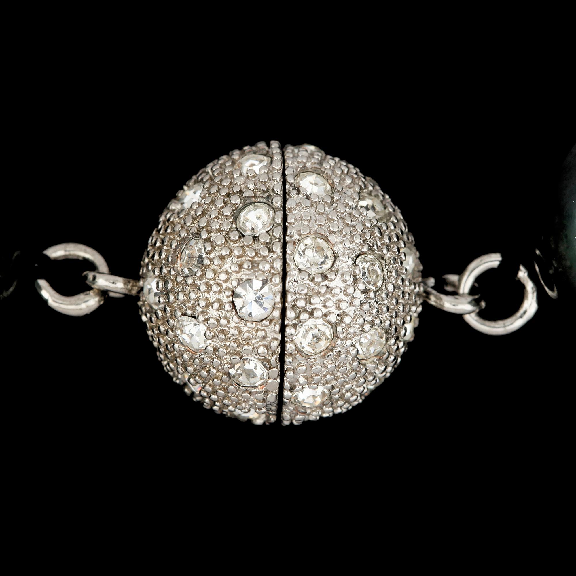 COLLIER, gråa odlade sötvattenspärlor, lås i vitmetall, 2000-tal.