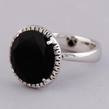 A RING, onyx, diamonds, 18K white gold. Italy.