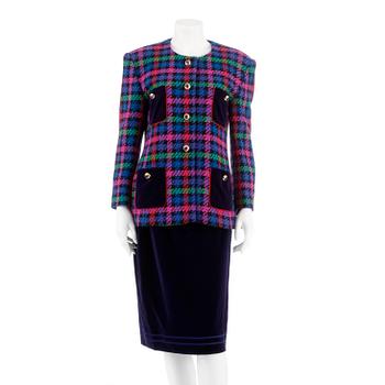 757. ESCADA, a two-piece suit consisting of jacket and skirt, size 38 and 42.
