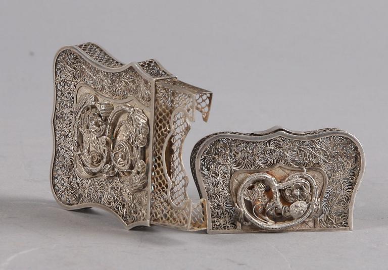 VISITKORTSHÅLLARE, filigran. Låghaltigt silver, 1900-tal.