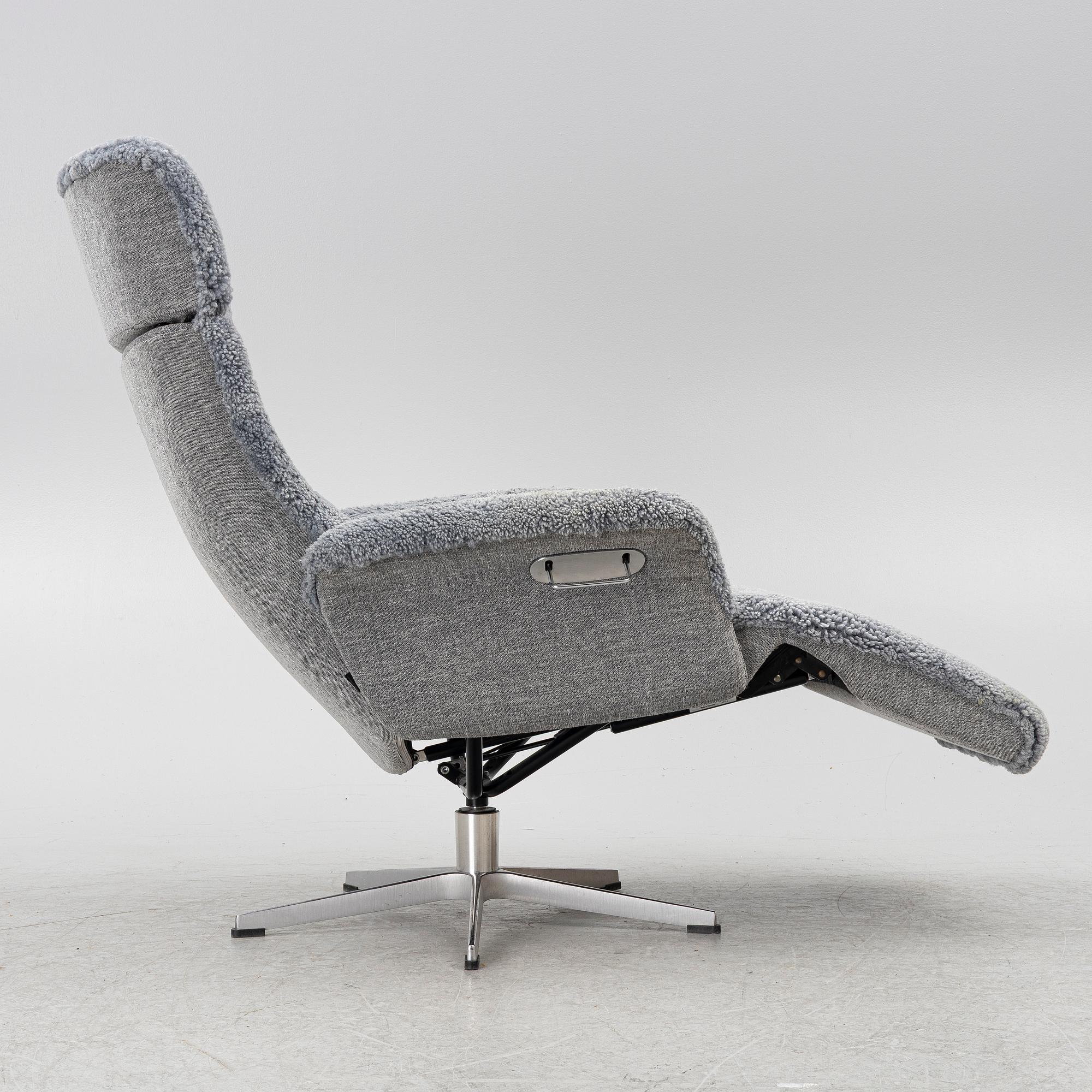 A 'Master' recliner, Conform.