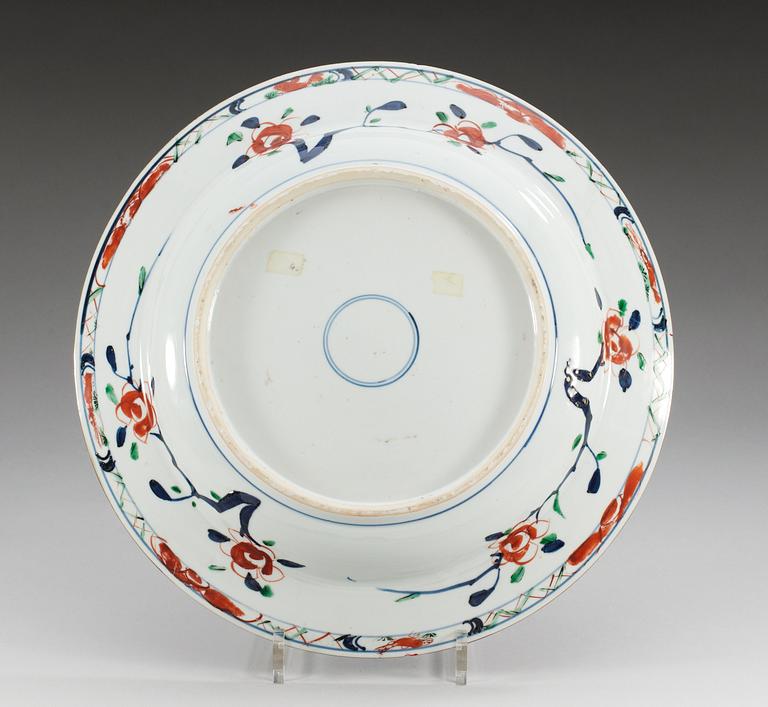 A famille vert basin, Qing dynasty, Kangxi (1662-1722).