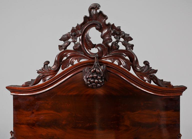 SPEGEL med KONSOLBORD, nyrokoko, 1800-talets andra hälft.
