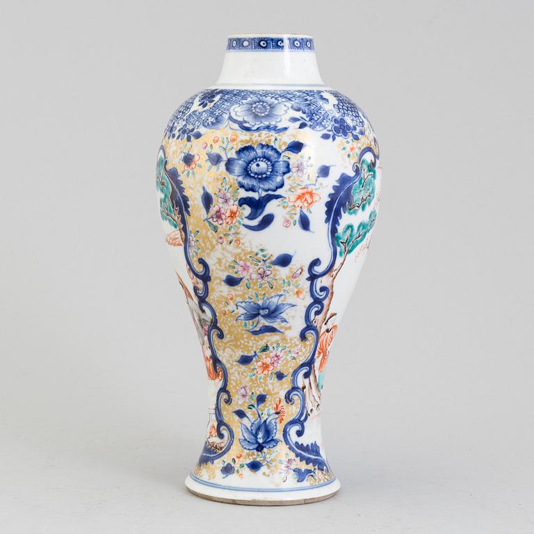 A mandarin porcelain vase, Qing dynasty, Qianlong (1736-95).