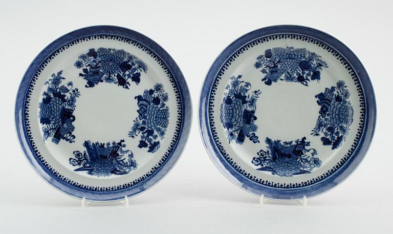 TALLRIKAR, 1 par, porslin, Kina, 1800-tal.