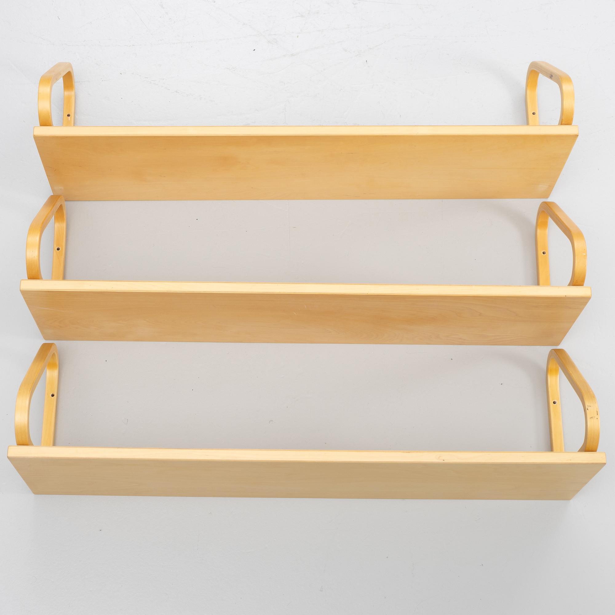 Alvar Aalto, vägghyllor, tre st, modell 112B, Artek, Finland, sent 1900-tal.
