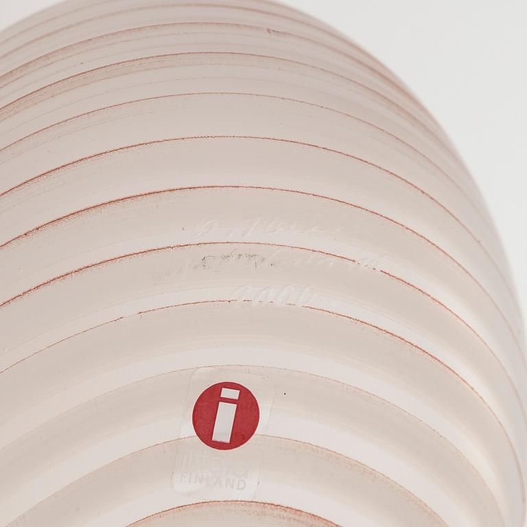 Oiva Toikka, A glass bird, 'Millen'. Signed O. Toikka Nuutajärvi 2000.