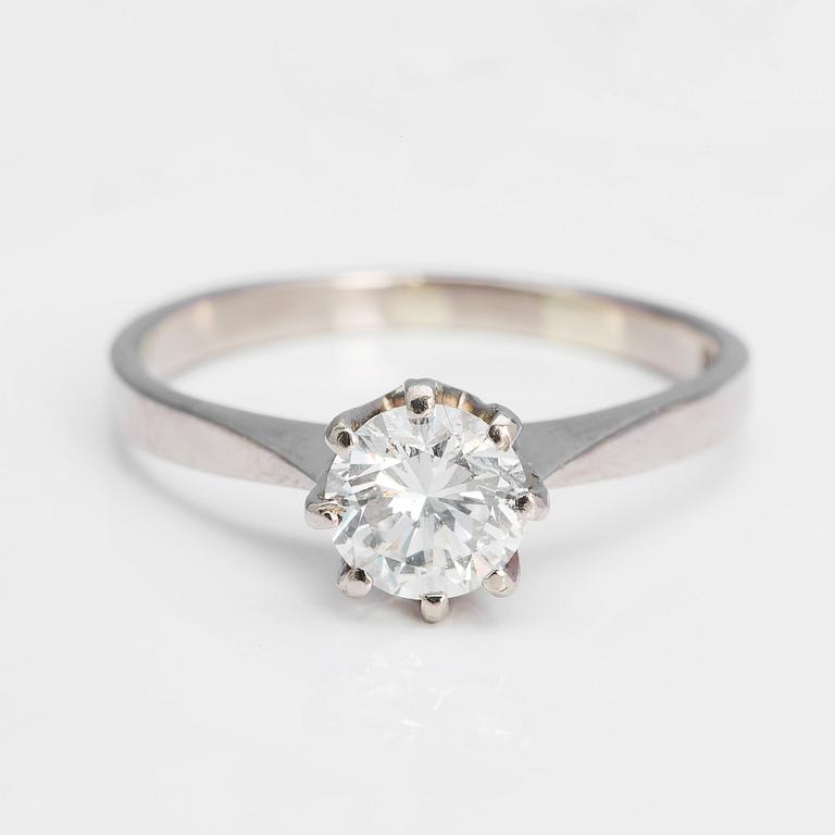 A ca 1.00 ct brilliant-cut diamond ring.