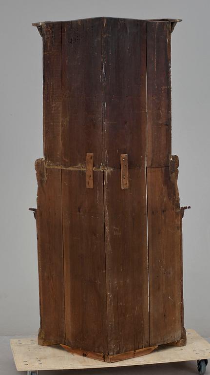 HÖRNSKÅP, allmoge, 1800-talets första hälft.